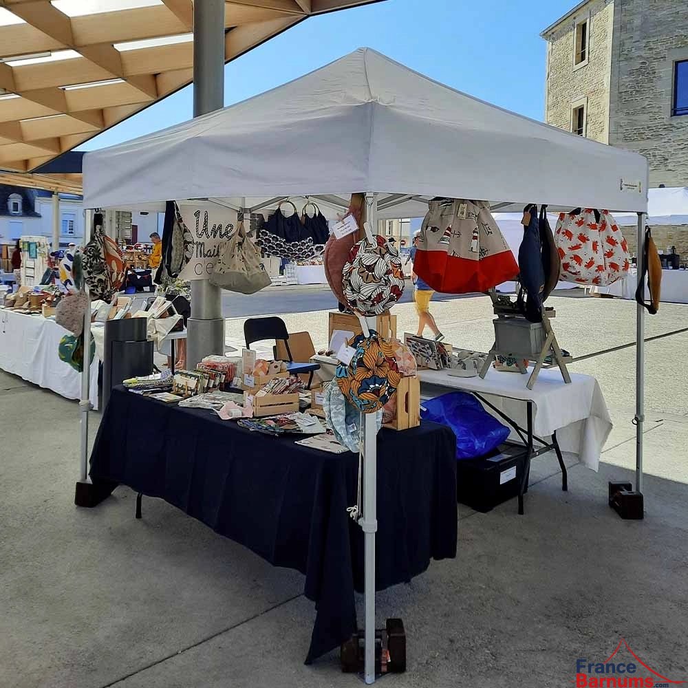 Photo d'un barnum 2,4 x 2,4m blanc de la gamme Alu Pro 45 Luxe lors d'un marché Photo d'un barnum 2,4 x 2,4m blanc de la gamme Alu Pro 45 Luxe lors d'un marché