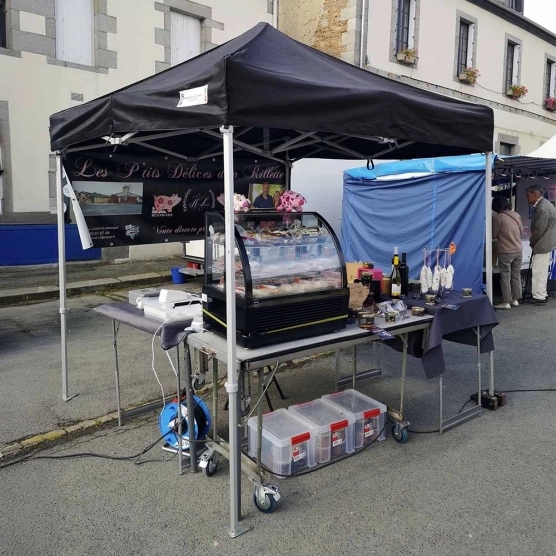 Photo d'un barnum 2,4 x 2,4m noir de la gamme Alu Pro 45 Luxe lors d'un marché