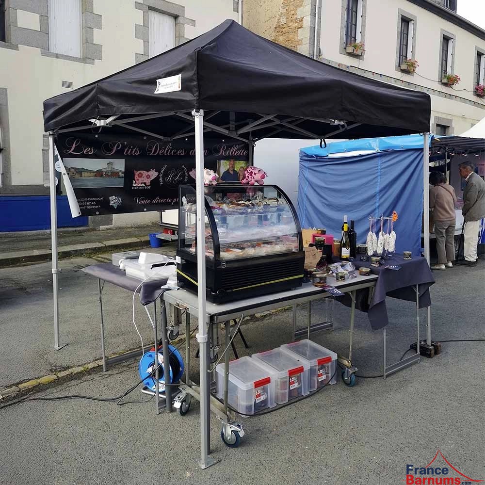 Photo d'un barnum 2,4 x 2,4m noir de la gamme Alu Pro 45 Luxe lors d'un marché