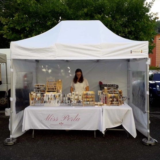 Photo d'un barnum 2x3m blanc de la gamme Alu Pro 45 Luxe lors d'un marché Photo d'un barnum 2x3m blanc de la gamme Alu Pro 45 Luxe lors d'un marché