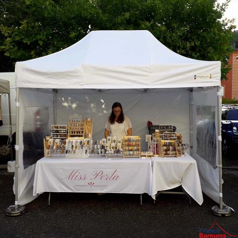 Photo d'un barnum 2x3m blanc de la gamme Alu Pro 45 Luxe lors d'un marché Photo d'un barnum 2x3m blanc de la gamme Alu Pro 45 Luxe lors d'un marché