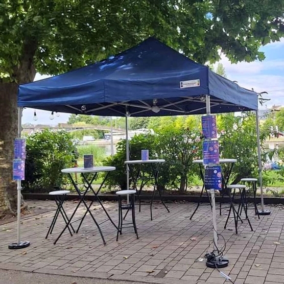 Barnum 3x3m bleu de la gamme Alu Pro 45 Luxe lors d'un marché Barnum 3x3m bleu de la gamme Alu Pro 45 Luxe lors d'un marché