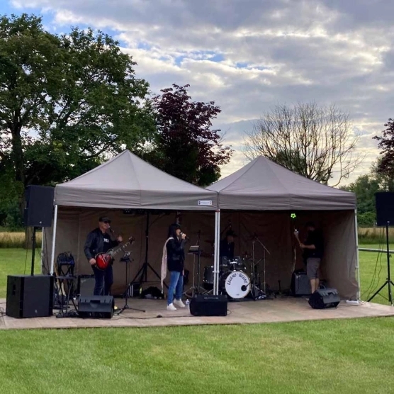 Barnum 3x3m taupe de la gamme Alu Pro 45 Luxe lors d'une soirée familiale Barnum 3x3m taupe de la gamme Alu Pro 45 Luxe lors d'une soirée familiale