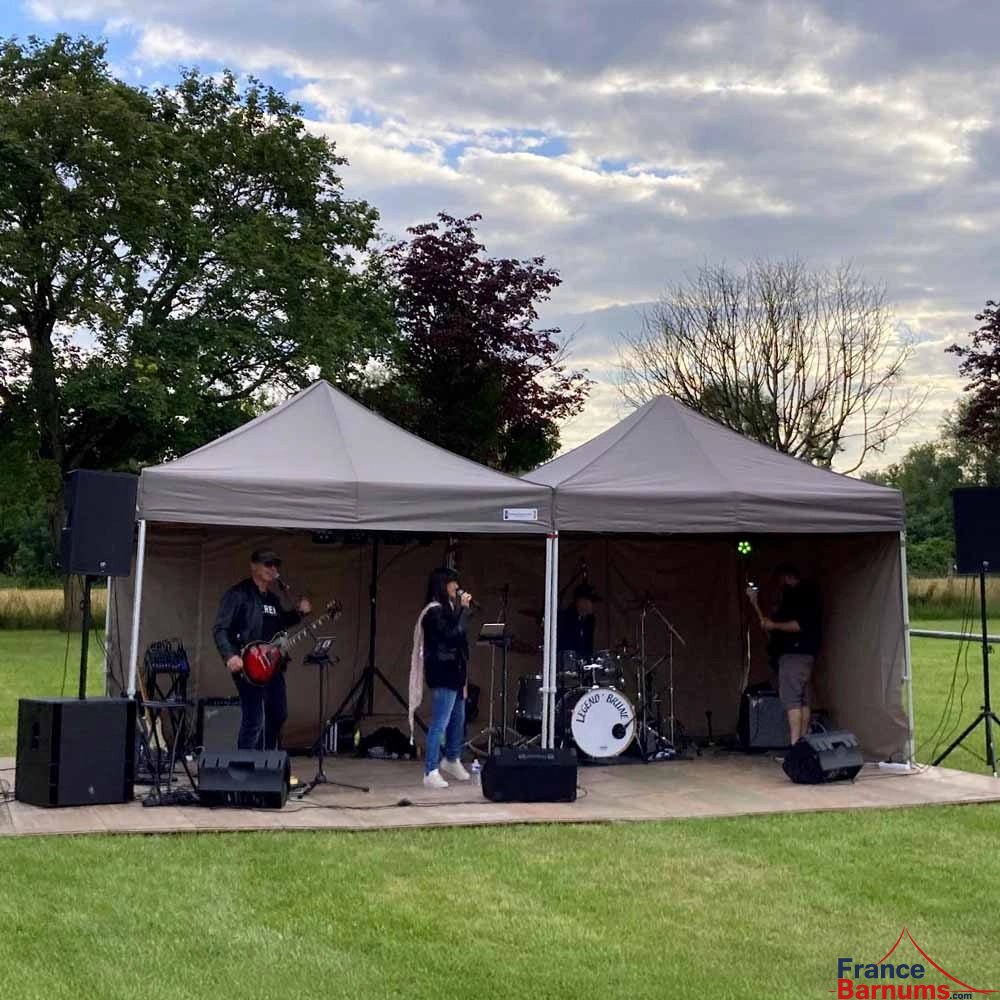 Barnum 3x3m taupe de la gamme Alu Pro 45 Luxe lors d'une soirée familiale Barnum 3x3m taupe de la gamme Alu Pro 45 Luxe lors d'une soirée familiale