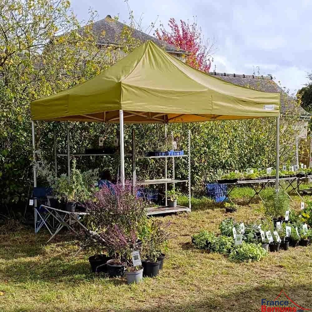 Barnum 3x3m vert doré de la gamme Alu Pro 45 Luxe lors d'une fête du jardin