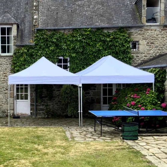 Barnum 3x4,5m blanc de la gamme Alu Pro 45 Luxe sur une terrasse Barnum 3x4,5m blanc de la gamme Alu Pro 45 Luxe sur une terrasse