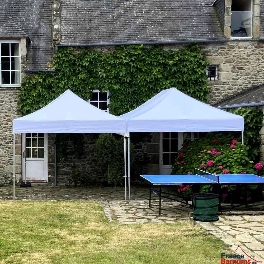 Barnum 3x4,5m blanc de la gamme Alu Pro 45 Luxe sur une terrasse Barnum 3x4,5m blanc de la gamme Alu Pro 45 Luxe sur une terrasse