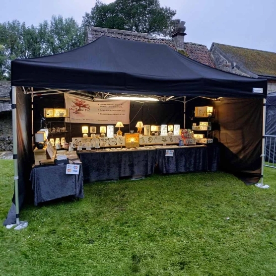 Barnum 3x4,5m noir de la gamme Alu Pro 45 Luxe lors d'un marché Barnum 3x4,5m noir de la gamme Alu Pro 45 Luxe lors d'un marché