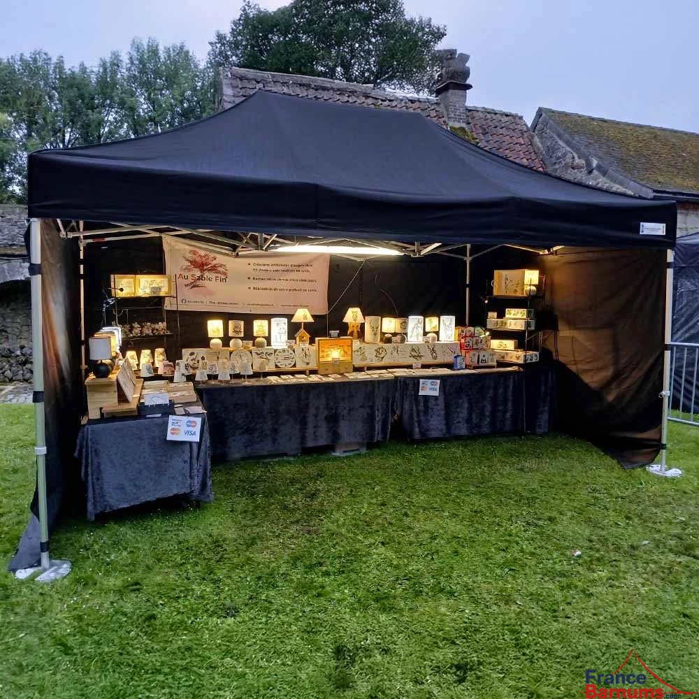 Barnum 3x4,5m noir de la gamme Alu Pro 45 Luxe lors d'un marché Barnum 3x4,5m noir de la gamme Alu Pro 45 Luxe lors d'un marché