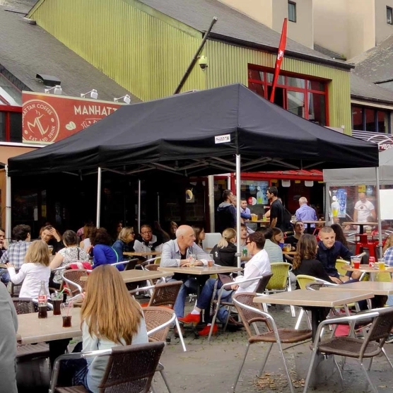 Barnum 3x6m noir de la gamme Alu Pro 45 Luxe sur une terrasse d'un bar