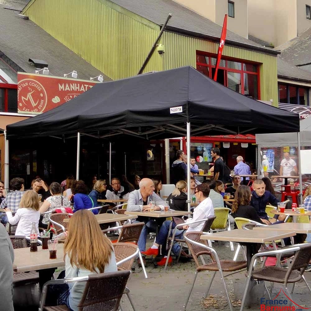 Barnum 3x6m noir de la gamme Alu Pro 45 Luxe sur une terrasse d'un bar