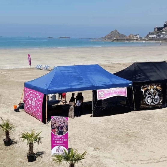 Barnum 3x6m bleu de la gamme Alu Pro 45 Luxe sur une terrasse d'un bar