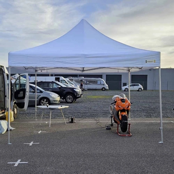 Barnum 4x4m blanc de la gamme Alu Pro 45 Luxe utilisé comme paddock de course Barnum 4x4m blanc de la gamme Alu Pro 45 Luxe utilisé comme paddock de course