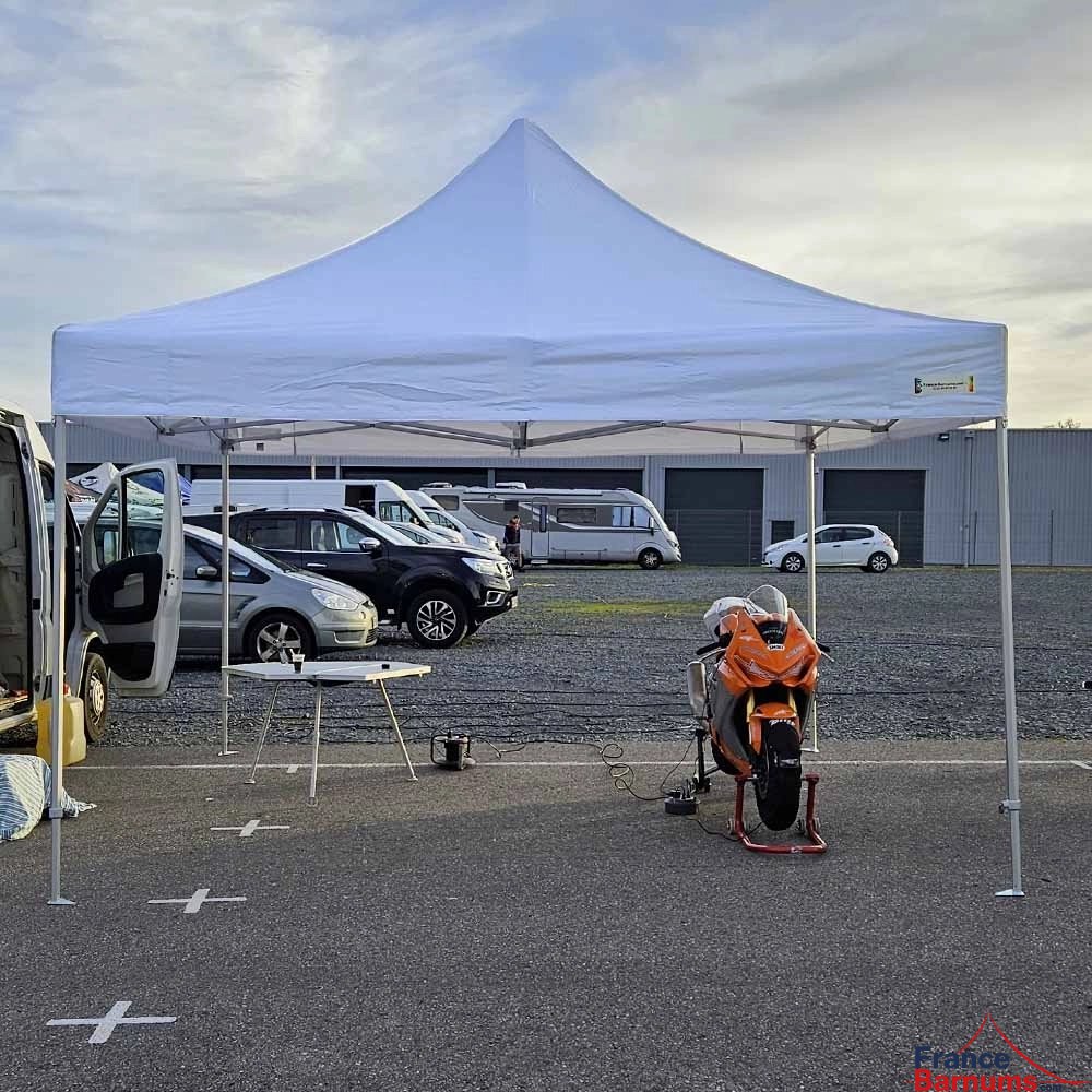 Barnum 4x4m blanc de la gamme Alu Pro 45 Luxe utilisé comme paddock de course Barnum 4x4m blanc de la gamme Alu Pro 45 Luxe utilisé comme paddock de course