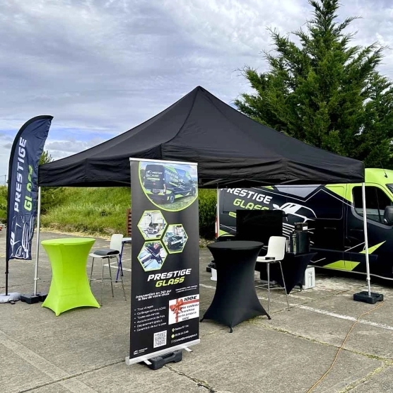 Barnum 4x4m noir de la gamme Alu Pro 45 Luxe utilisé comme stand