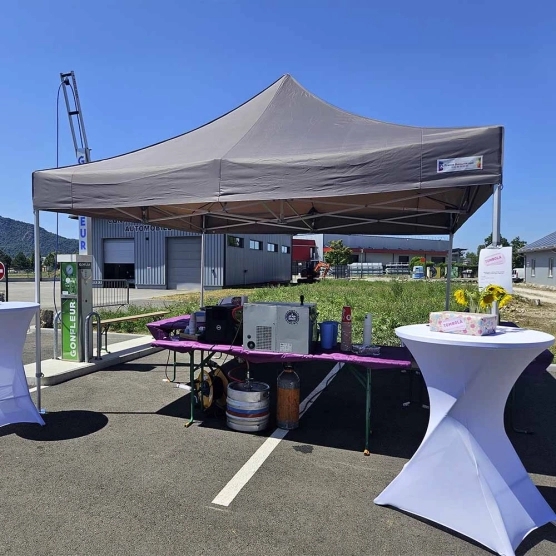 Barnum 4x4m taupe de la gamme Alu Pro 45 Luxe utilisé comme buvette