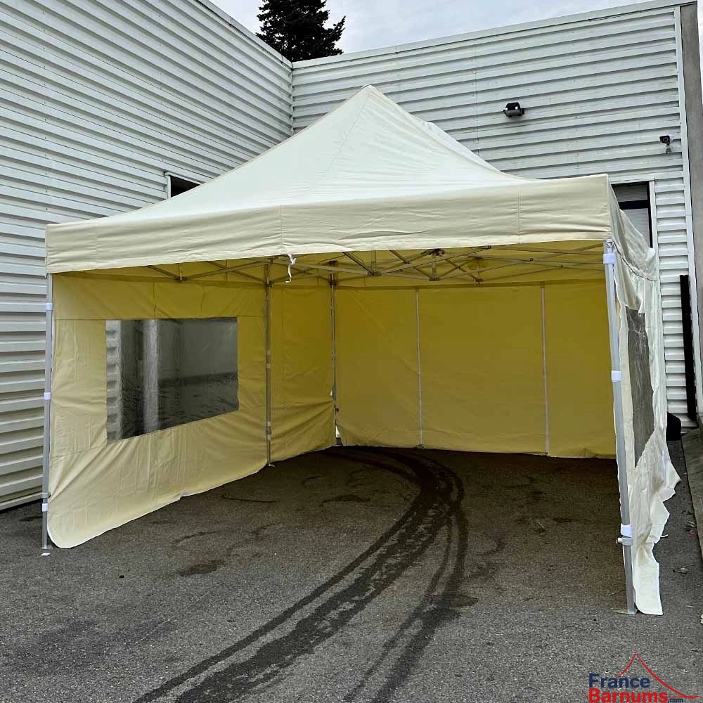 Barnum 4x6m beige de la gamme Alu Pro 45 Luxe utilisé dans un garage