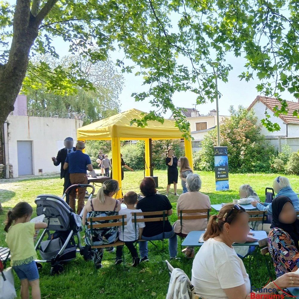 le barnum gonflable peut être utilisé pour abriter les artistes lors d'un concert pour les protéger du soleil ou de la pluie le barnum gonflable peut être utilisé pour abriter les artistes lors d'un concert pour les protéger du soleil ou de la pluie