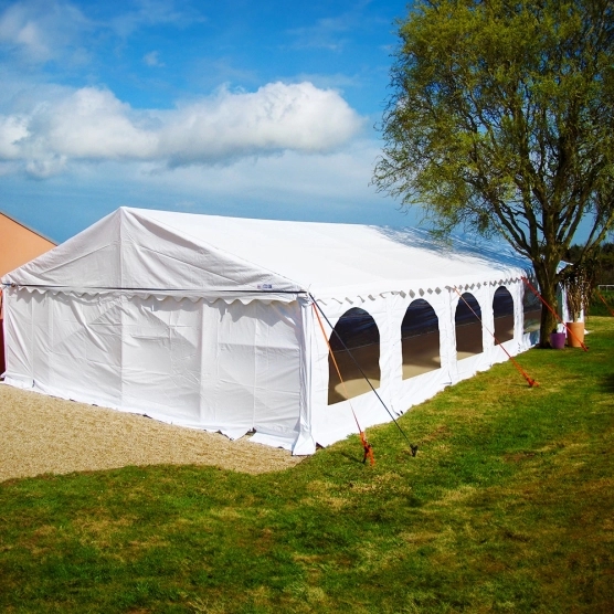 Tente de réception 84m² avec fenêtres transparentes Tente de réception 84m² avec fenêtres transparentes