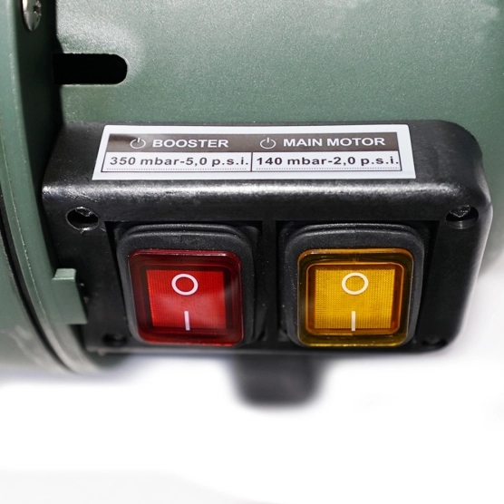 Le gonfleur peut être utilisé en deux modes différents : seulement avec son moteur principal ou avec le booster