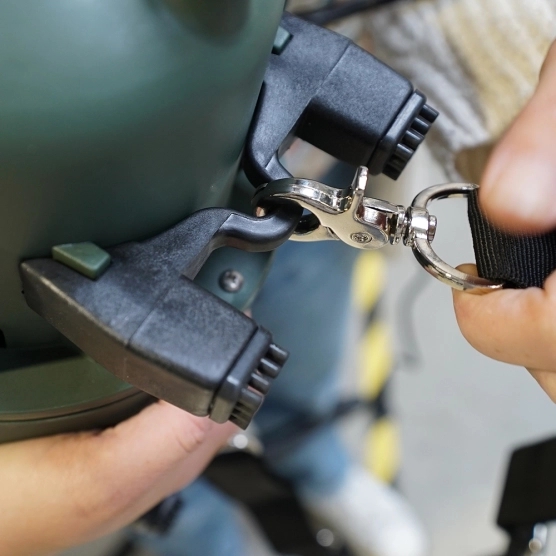 Le gonfleur dégonfleur haute performance est équipé de 4 pieds pour pouvoir être posé facilement et de manière stable