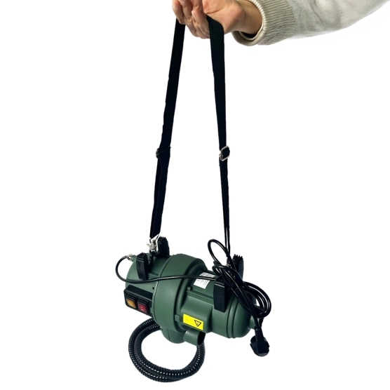 Le gonfleur-dégonfleur peut être porté grâce à sa sangle bandoulière