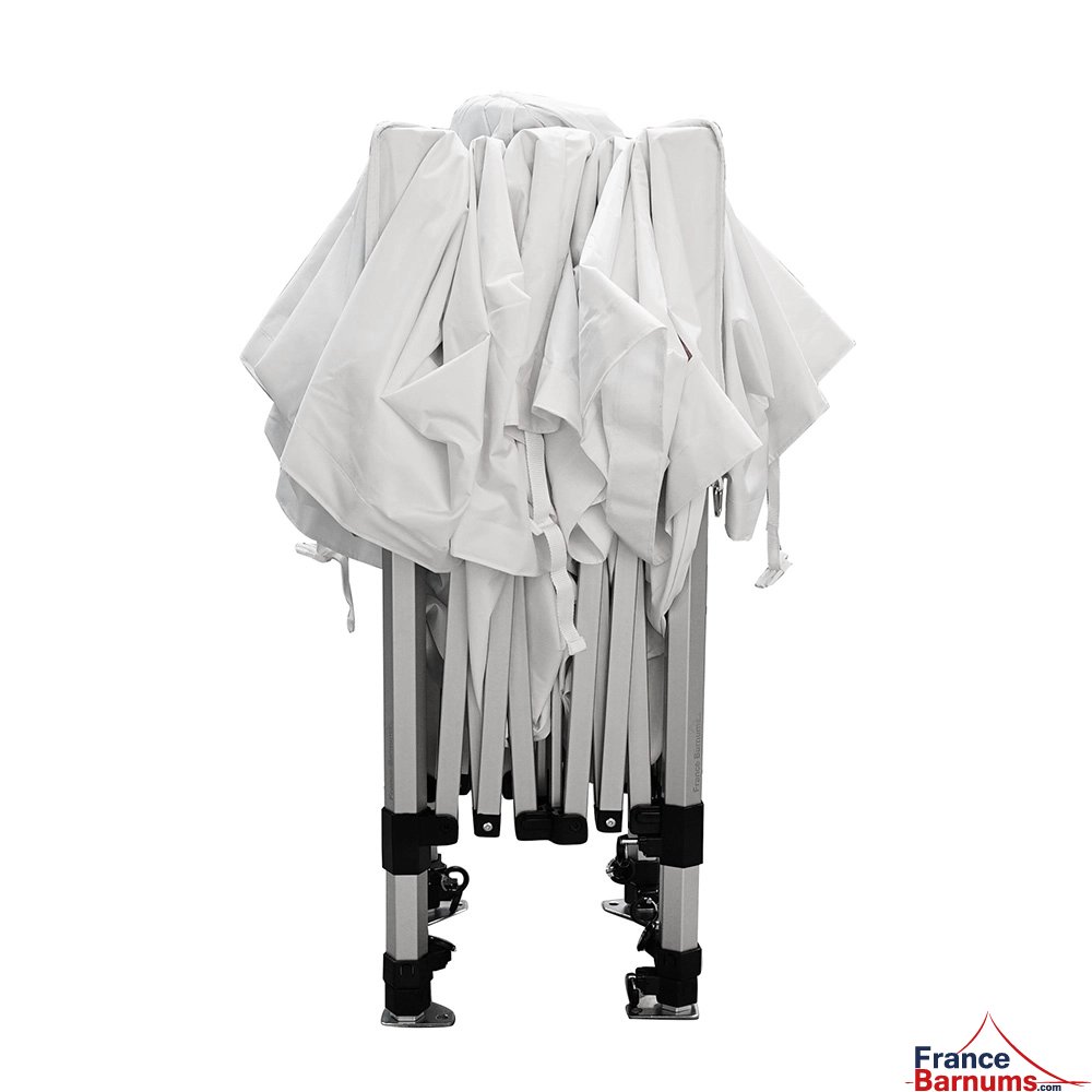 Un barnum plié facile à stocker et à transporter