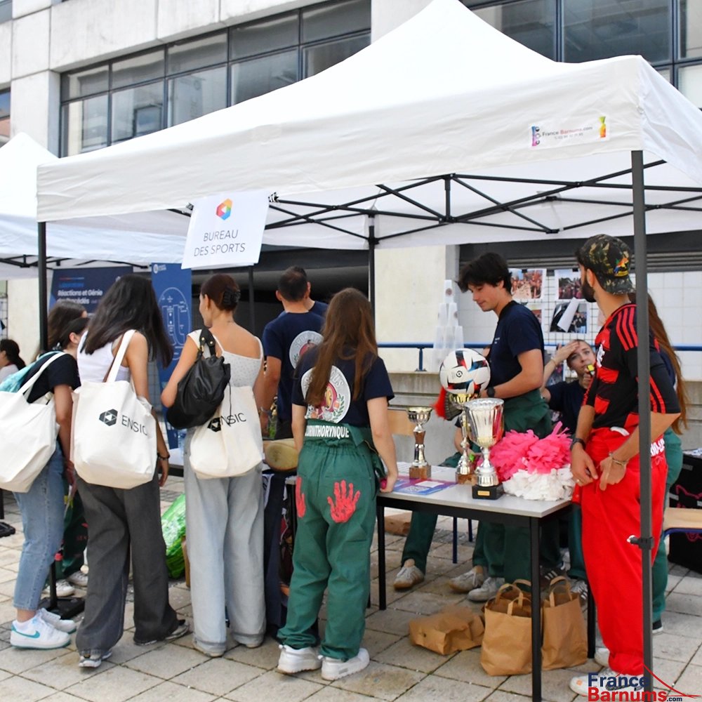 Abri pliable Acier Loisirs 3mx3m BLANC lors d'un événement en extérieur