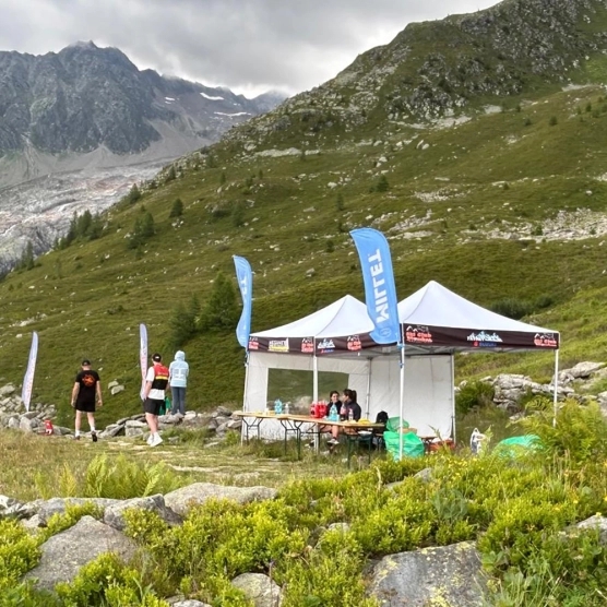 Barnum 3x3m blanc de la gamme Alu Pro 45 Luxe lors d'un trail Barnum 3x3m blanc de la gamme Alu Pro 45 Luxe lors d'un trail