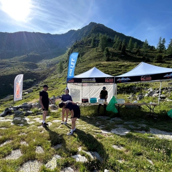 Stand pliant Alu Pro 45 LUXE M2 3mx3m lors d'un trail