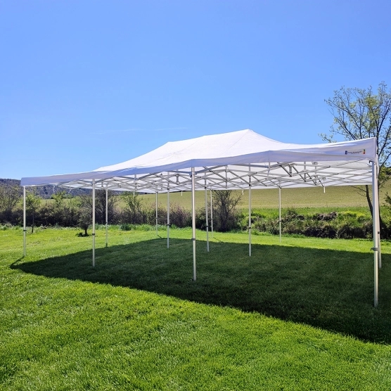 Abri pliant ALU PRO Blanc 6mx9m (54m²) lors d'un événement en extérieur Abri pliant ALU PRO Blanc 6mx9m (54m²) lors d'un événement en extérieur