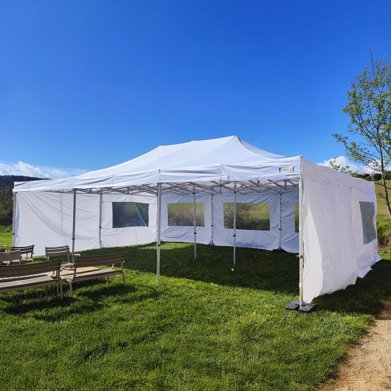 Tonnelle Pliante ALU PRO Blanc 6mx9m (54m²) avec fenêtres lors d'un événement en extérieur
