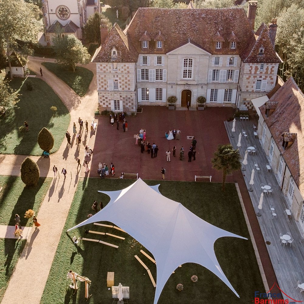 Tente étoile L.22m Ø16m lors d'un événement en extérieur Tente étoile L.22m Ø16m lors d'un événement en extérieur