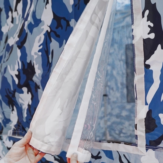 L'ouverture a trois positions : moustiquaire, fenêtre ou totalement fermée - camouflage bleu