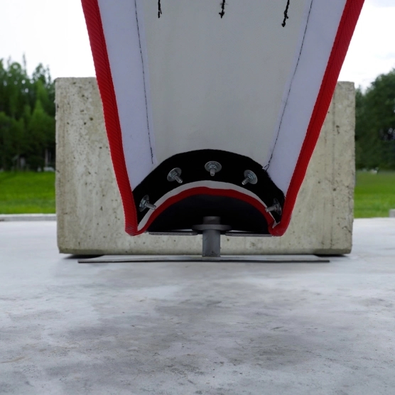 Plaque pour tente étoile en situation avec poids de lestage