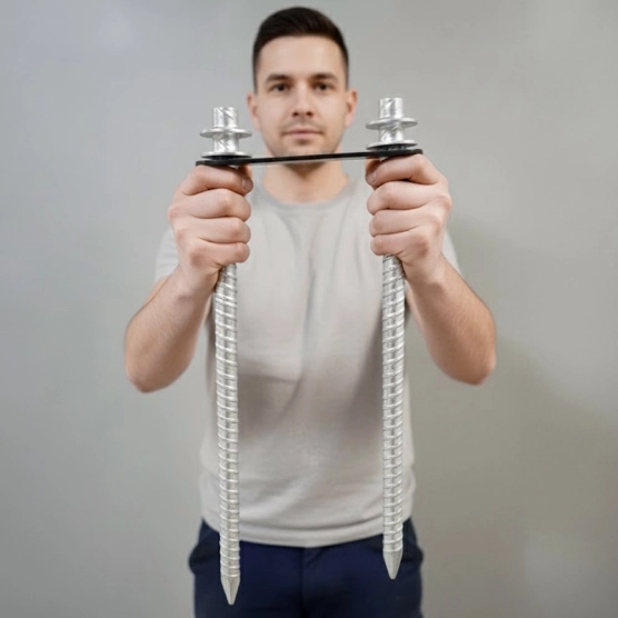 Cette double fixation permet de renforcer la sécurité de votre tente étoile en cas de coups de vent.