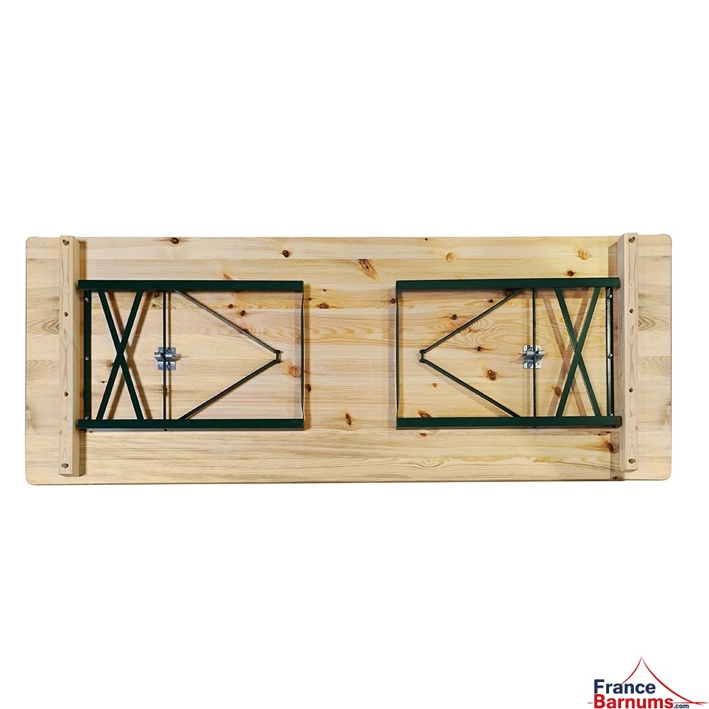 Une fois pliée, la table de brasserie en bois permet un stockage optimal