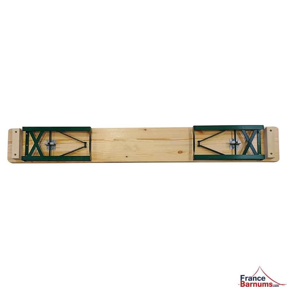 Le banc en bois, une fois plié, se glisse facilement dans un petit espace.