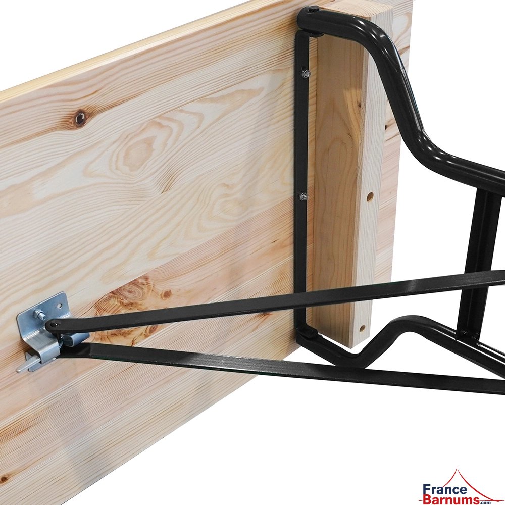 Le loquet de sécurité bloque les pieds solidement. Grâce à ce mécanisme, en un clic votre table est installée.