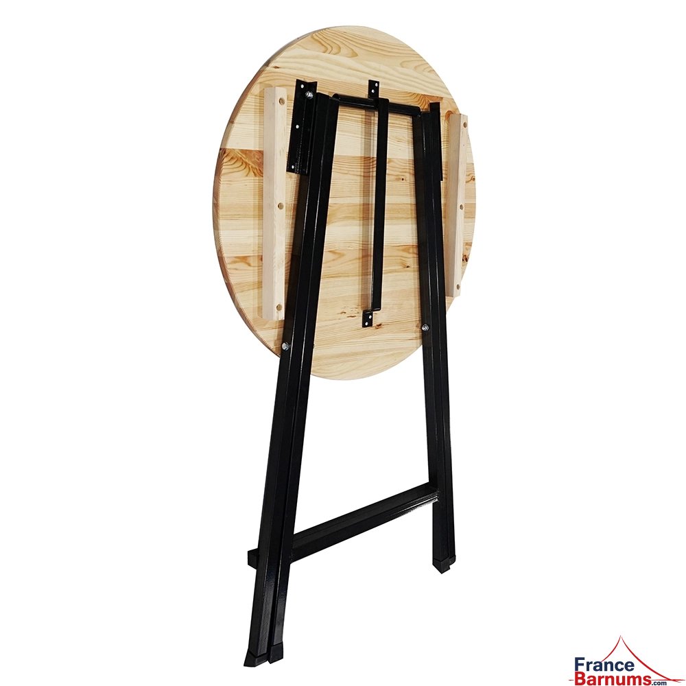 Une fois plié, la table ronde brasserie se range très facilement grâce à son faible encombrement