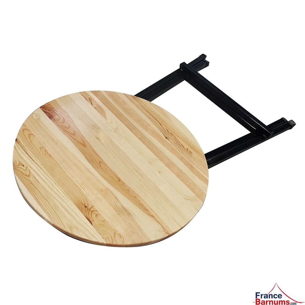 La table ronde de 78cm de diamètre est empilable pour un rangement optimisé