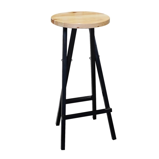 Fins et robustes, ces tabourets pliants s'adaptent à tous les décors