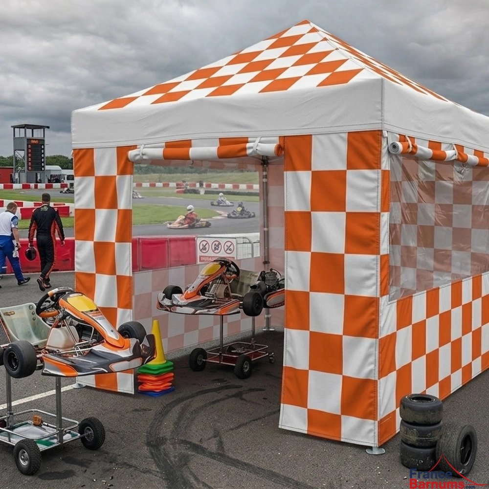 Barnum pliant capsule RACING ORANGE avec pack fenêtres spécial et structure 45 LUXE sur circuit de Karting