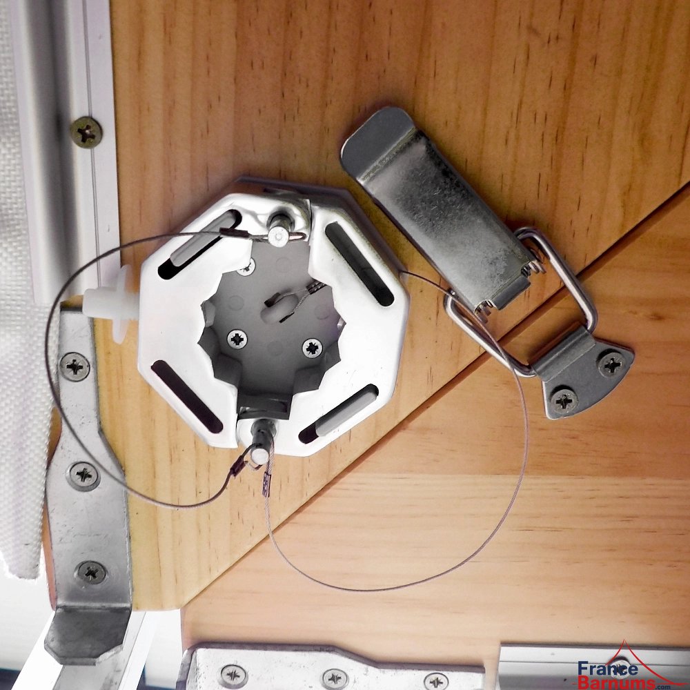 connecteur de buvette rangé sur son support