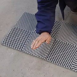 Une simple pression de la main permet d'assembler nos dalles de sol
