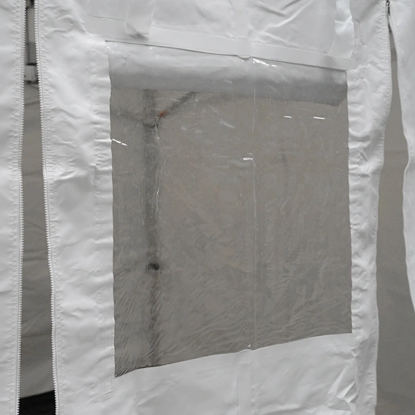 Porte munie d'une fenêtre transparente