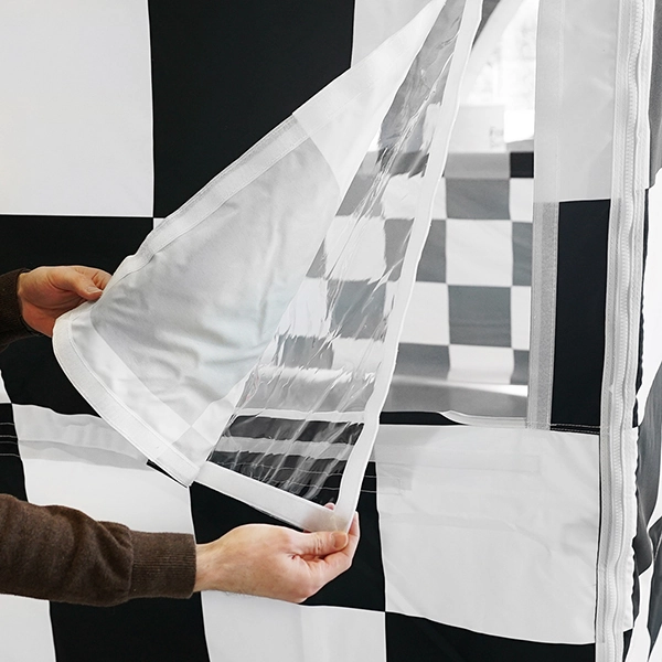 Murs équipés d'une fenêtre en PVC transparent et d'un occultant enroulable