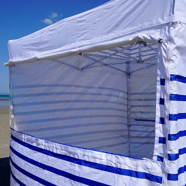 Murs équipés d'une fenêtre en PVC transparent et d'un occultant enroulable