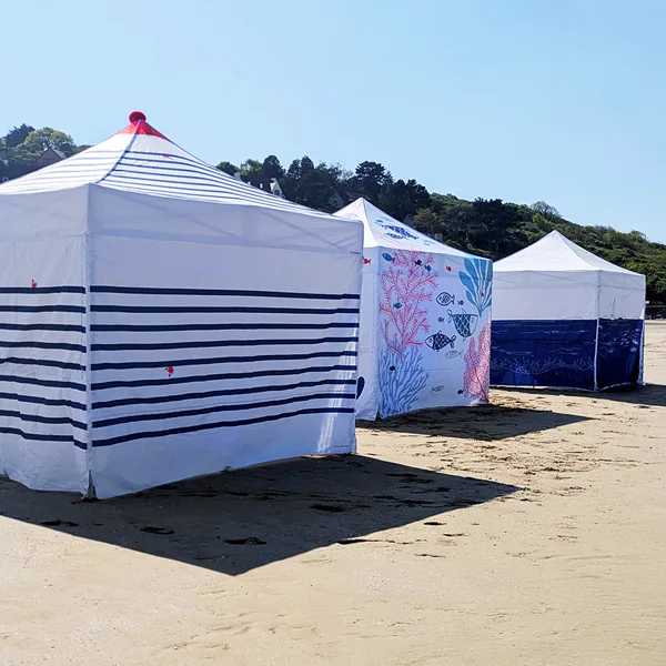 Entourage complet fixé à la bâche de toit par une large bande velcro