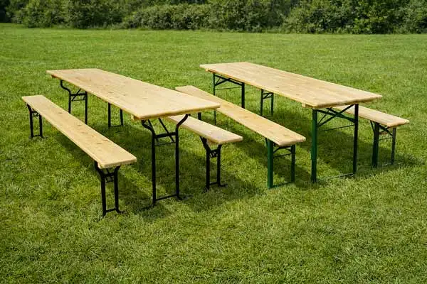 deux ensembles avec une table en bois 180cm et les deu bancs assortis